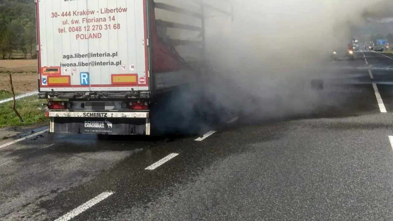 Un autotren care transporta butelii a luat foc în Caraș Severin
