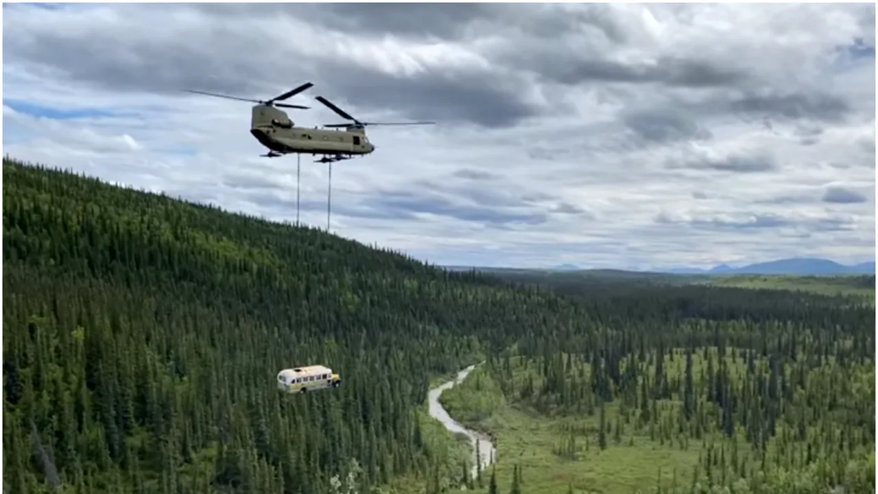 VIDEO: Operaţiune spectaculoasă pentru mutarea autobuzului din „Into the Wild”. De zeci de ani e cauza prea multor tragedii