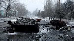 Poroşenko: Suntem pregătiţi să introducem legea marţială în ţară. IMAGINI cu distrugerile provocate de conflict