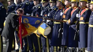 REPORTAJ: Băsescu pleacă de la Cotroceni, cu simpatizanţi, dar şi cu opozanţi, şi sărutând drapelul - FOTO