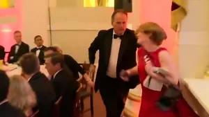 Un secretar britanic de stat a fost suspendat din funcţie după ce a agresat o activistă Greenpeace | VIDEO