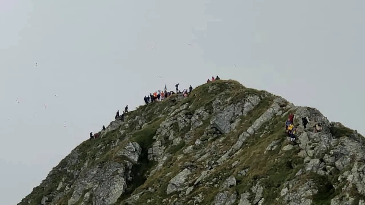 Vârful Moldoveanu, excursie cu peripeţii pentru doi bătrâni şi un tânăr
