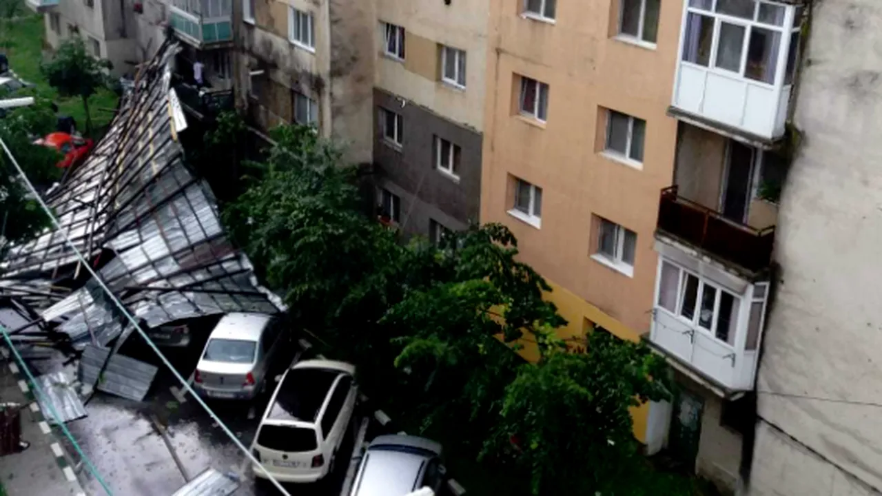 Acoperişul unui bloc, luat de vânt în Gorj: Patru maşini au fost distruse/ Judeţul se află sub cod GALBEN de vreme severă | FOTO