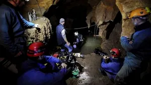 Alertă în Franţa: Şapte speologi spanioli, blocaţi pe timp de furtună într-o peşteră din munţii Pirinei 