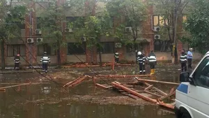 FOTO, VIDEO | Urmările devastatoare ale VIJELIILOR. Pompierii au intervenit în 11 judeţe/ Circulaţia pe Transalpina, dificilă din cauza pietrelor căzute de pe versanţi / În Sibiu un acoperiş a fost desprins de pe un bloc 