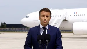 Vizită importantă în România. Preşedintele francez Emmanuel Macron a ajuns la Mihail Kogălniceanu