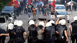 Manifestanţi încearcă să se mobilizeze în Piaţa Taksim, după accidentul minier din Turcia