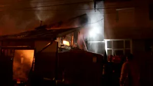 Incendiu puternic în Bucureşti: O persoană a suferit arsuri pe mâini, iar şase case au fost cuprinse de flăcări - FOTO