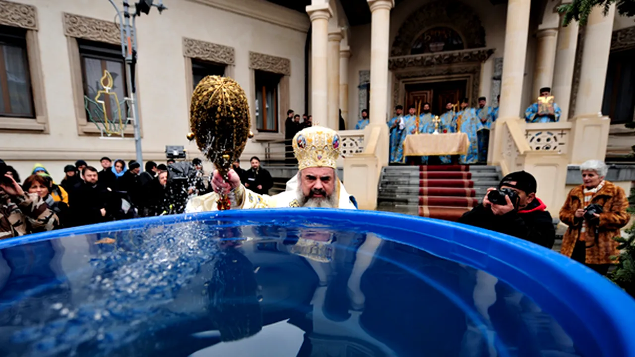 Mii de oameni au preferat să ia Agheasma mare de la Patriarhie decât de la biserici de cartier