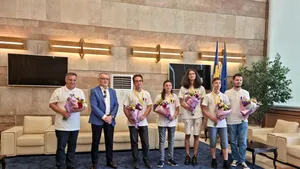 Ministrul Educaţiei i-a primit la aeroport pe elevii medaliaţi la Olimpiada de Informatică 