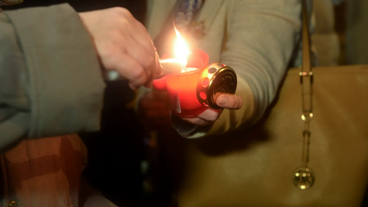 Cadavrul unui bărbat depus într-o biserică a ars din cauza unui incendiu pornit de la o lumânare