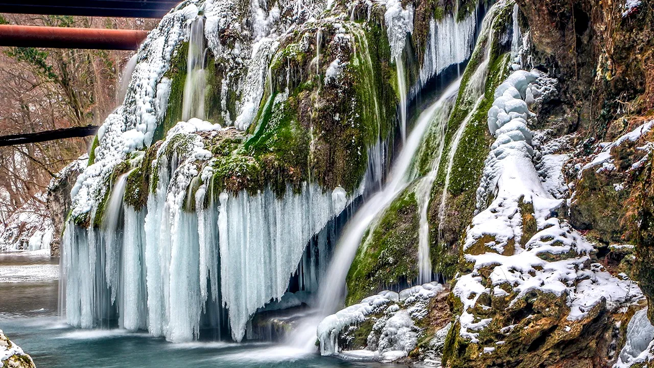 GALERIE FOTO Cascada Bigăr, una dintre cele mai frumoase din lume, este îngheţată 