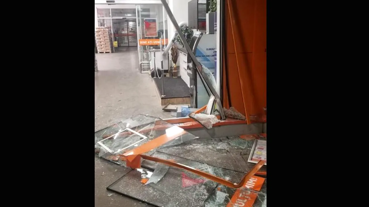 Cum au încercat patru hoţi din Arad să smulgă un bancomat din perete. Au fugit când au fost surprinşi de un angajat