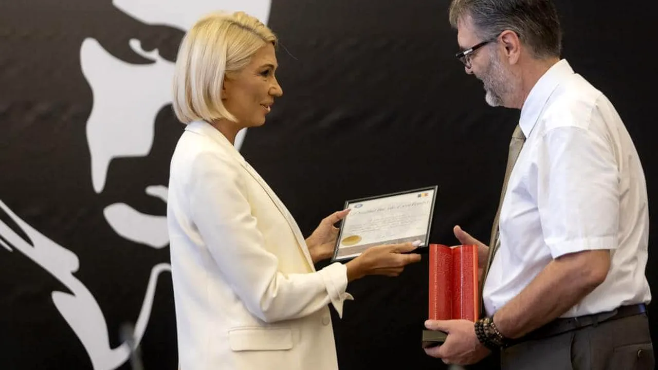 Directorul executiv al Festivalului Enescu a primit distincţia şi trofeul Ministerului Culturii