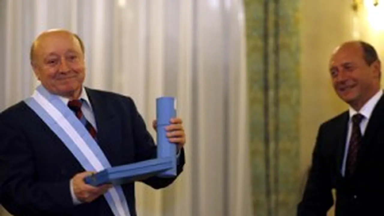Romanian Pres Decorates Cultural, Academic Personalities