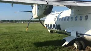 FOTO, VIDEO Un avion Tarom, cu 39 de pasageri, a ieşit de pe pistă la aterizarea pe aeroportul din Chişinău/ Tarom: În momentul frânării, aeronava a avut deplasări anormale