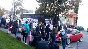 FOTO | Studenţii în primul an, din Basarabia, au venit la Galaţi cu zacuscă, hrişcă şi jucării de pluş