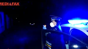 Lumina Sfântă, adusă cu girofarul! Poliţiştii i-au ajutat pe preoţi şi voluntari să ajungă la toţi credincioşii | VIDEO
