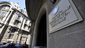 Prorectorul Universităţii „Spiru Haret”, Eduard Ionescu, reţinut de procurorii DIICOT, alături de alte cinci persoane. Cum erau ajutaţi studenţii care plăteau să copieze la examene