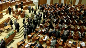 Parlamentarii PDL au părăsit plenul consacrat citirii moţiunii de cenzură