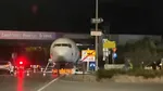 Imagine suprarealistă lângă București: un avion de pasageri, blocat sub un pod