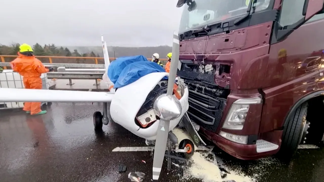 Un avion a fost lovit de un TIR condus de un român, pe o autostradă din Germania