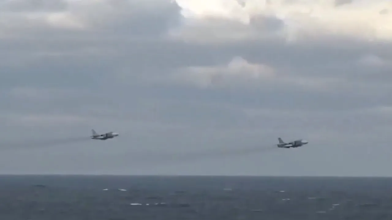 O înregistrare VIDEO surprinde apropierea unor avioane RUSE de un distrugător american, în Marea Neagră