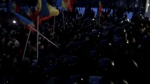 Mihai Ghimpu a fost agresat de manifestanţi, în Parlamentul de la Chişinău. Unul dintre liderii Platformei DA, rănit şi el în cursul protestelor 
