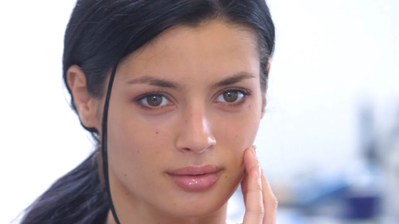 Gimnastică facială pentru întinerirea chipului. Vezi aici şapte exerciţii pentru lifting natural!