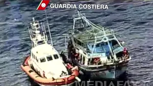 Nouă sute de migranţi clandestini au fost recuperaţi în Marea Mediterană în 24 de ore