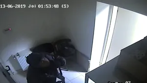 A spart peretele BĂNCII: Un bărbat a intrat în clădire după ce a demolat un zid/ Poliţia cere ajutorul populaţiei pentru prinderea individului | VIDEO