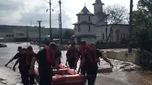Inundaţii puternice în sudul Moldovei. Peste 5.000 de gospodării afectate în judeţul Galaţi; patru persoane decedate / Mai multe drumuri sunt închise / În continuare se acţionează pentru salvarea persoanelor