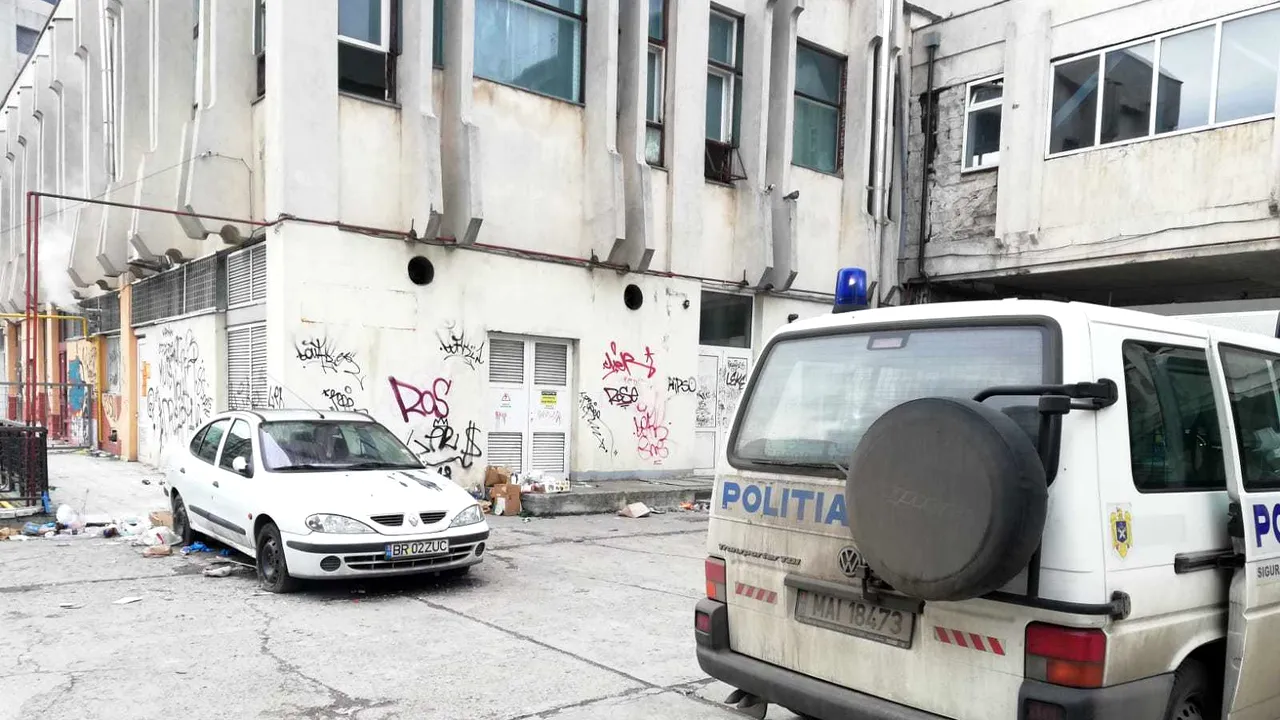 Moarte suspectă în centrul Capitalei. Un bărbat fără adăpost, găsit mort într-o maşină