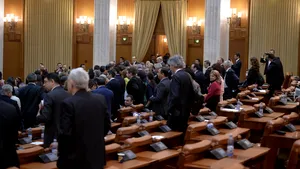 VIDEO Senator PSD, filmat arătând semne obscene în timpul discursului preşedintelui din plenul Parlamentului
