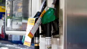 Analiză: De ce trebuie să vindem motorina, energia şi gazul la preţuri aliniate la UE