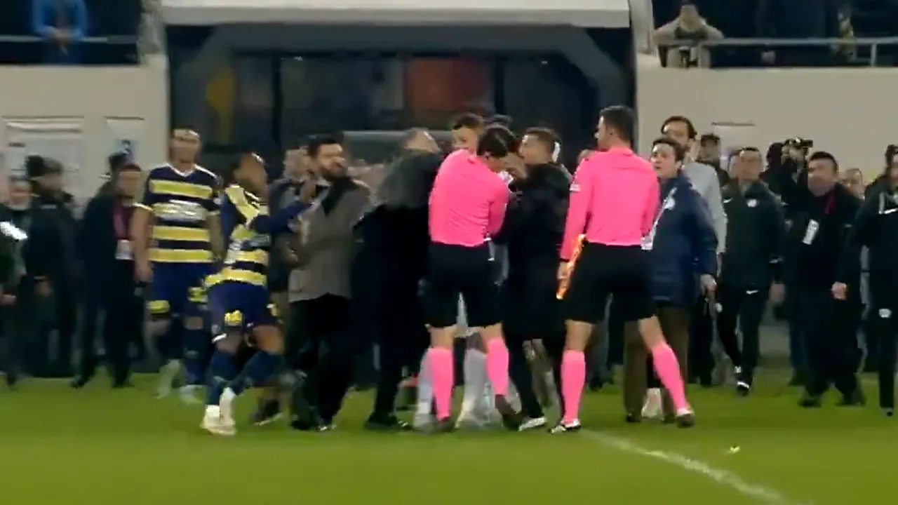 Întreg fotbalul din Turcia suspendat după ce preşedintele unui club a lovit un arbitru cu pumnul