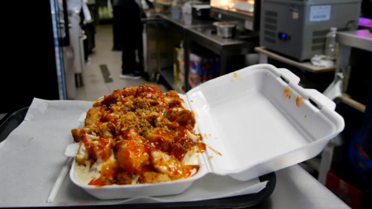 Ce este „crousty”, noua obsesie fast-food ce se extinde în Europa: ieftin, sățios și tot mai politic