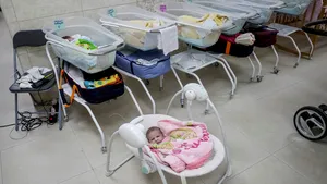 Bebeluşi născuţi de mame surogat, blocaţi în Ucraina din cauza războiului. Părinţii din alte ţări nu îşi pot lua copiii