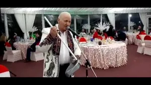 Făraşul, mătura sau prazul, instrumentele cu care un naist din vrea să intre în Cartea Recordurilor. VIDEO