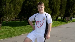 OCHII SUFLETULUI. Povestea lui Theodor, tânărul care zi de zi oferă o lecţie de viaţă celor din jur