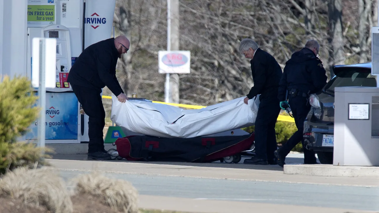 Masacru în Canada. Un bărbat deghizat în poliţist a omorât 16 persoane. El a atacat victimele în casele acestora
