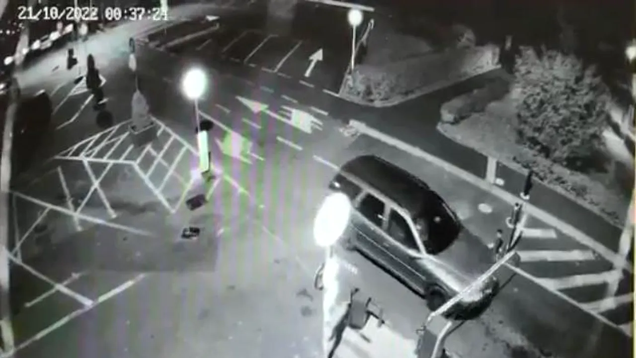 VIDEO Un şofer a ignorat plata parcării în centrul Sibiului şi a ieşit contrasens, rupând barierele 