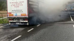 Un autotren care transporta butelii a luat foc în Caraș Severin