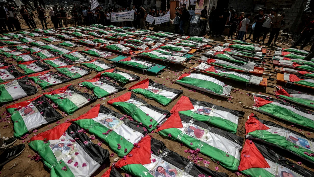 Funeralii în masă în Gaza pentru 112 victime care au fost recuperate din ruine la aproape trei ani de la atacul israelian care le-a ucis