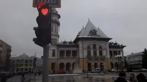 VALENTINE'S DAY | Peste 100 de semafoare dintr-un oraş din România luminează sub formă de INIMI în loc de culoarea roşie | FOTO