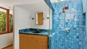 De ce este periculos să faci baie când fulgeră? Sfaturile IGSU în cazul furtunilor de vară: Evităm duşurile şi sălile de baie