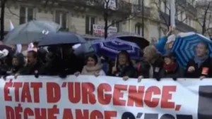 Doi militari agresaţi la Paris în timpul unui miting pentru ridicarea stării de urgenţă