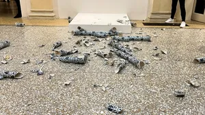 Un bărbat a distrus sculptura unui artist chinez expusă la o expoziţie din Italia