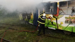 FOTO Un tramvai a luat foc în mers, lovit de fulger