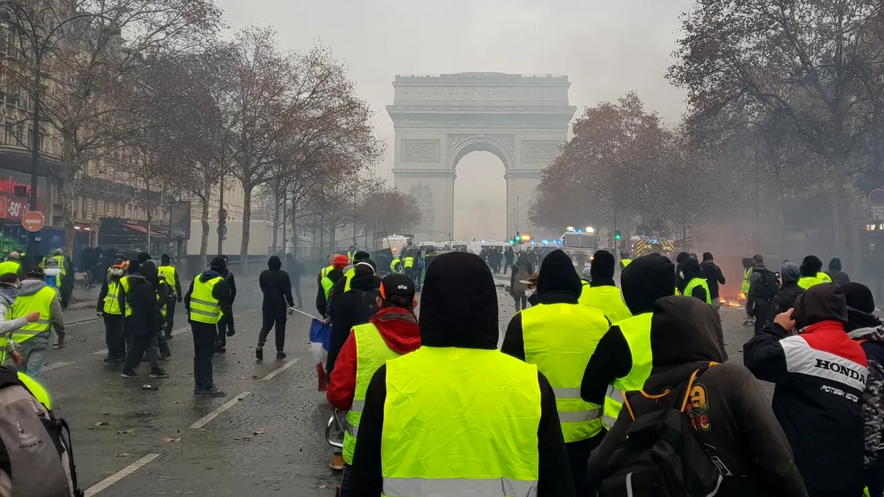 Zeci de protestatari care au participat la violenţele de la Paris au fost condamnaţi
